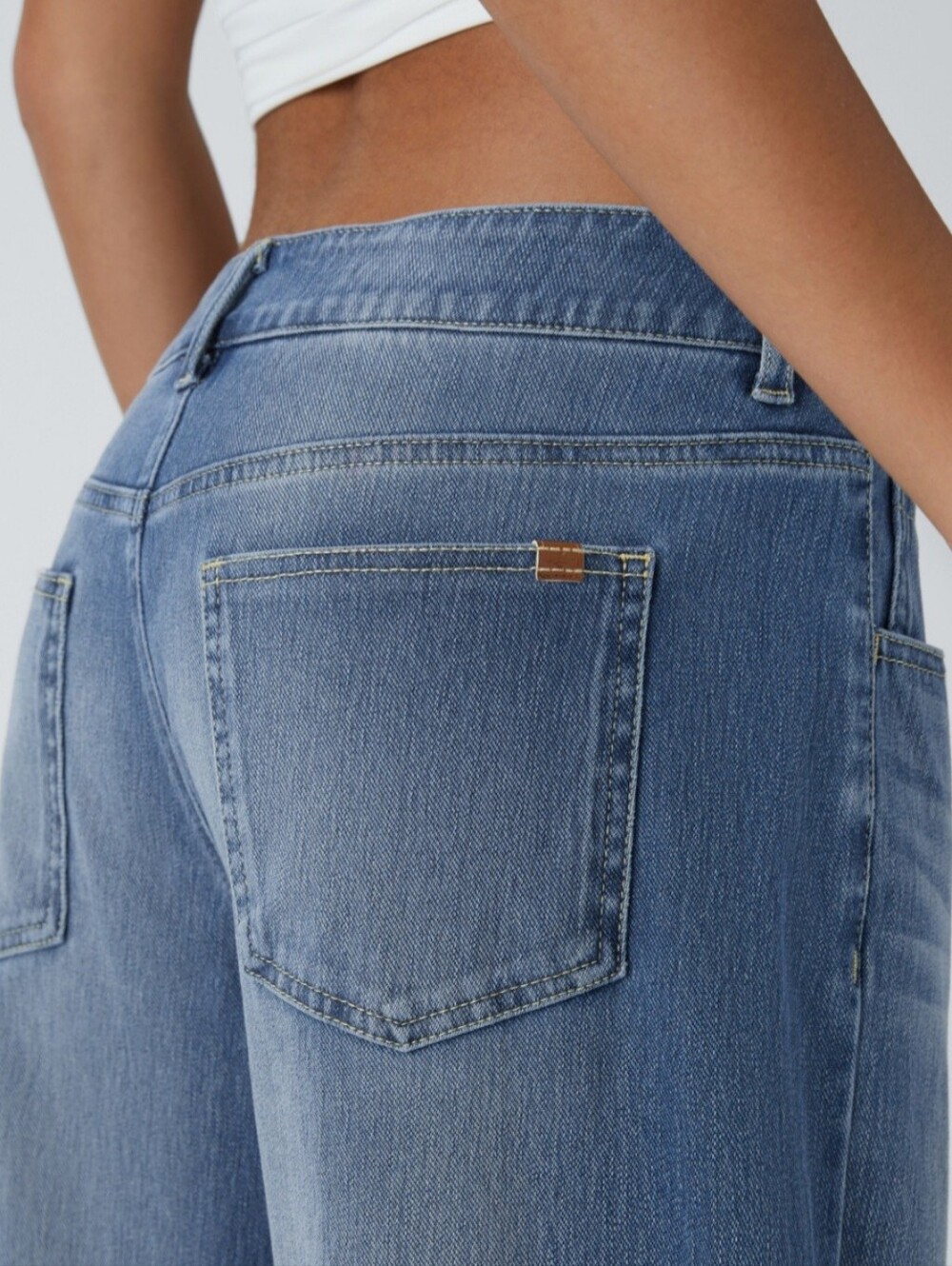 Halara Assymetrical Low Rise Zipper - Picture 5 of 7